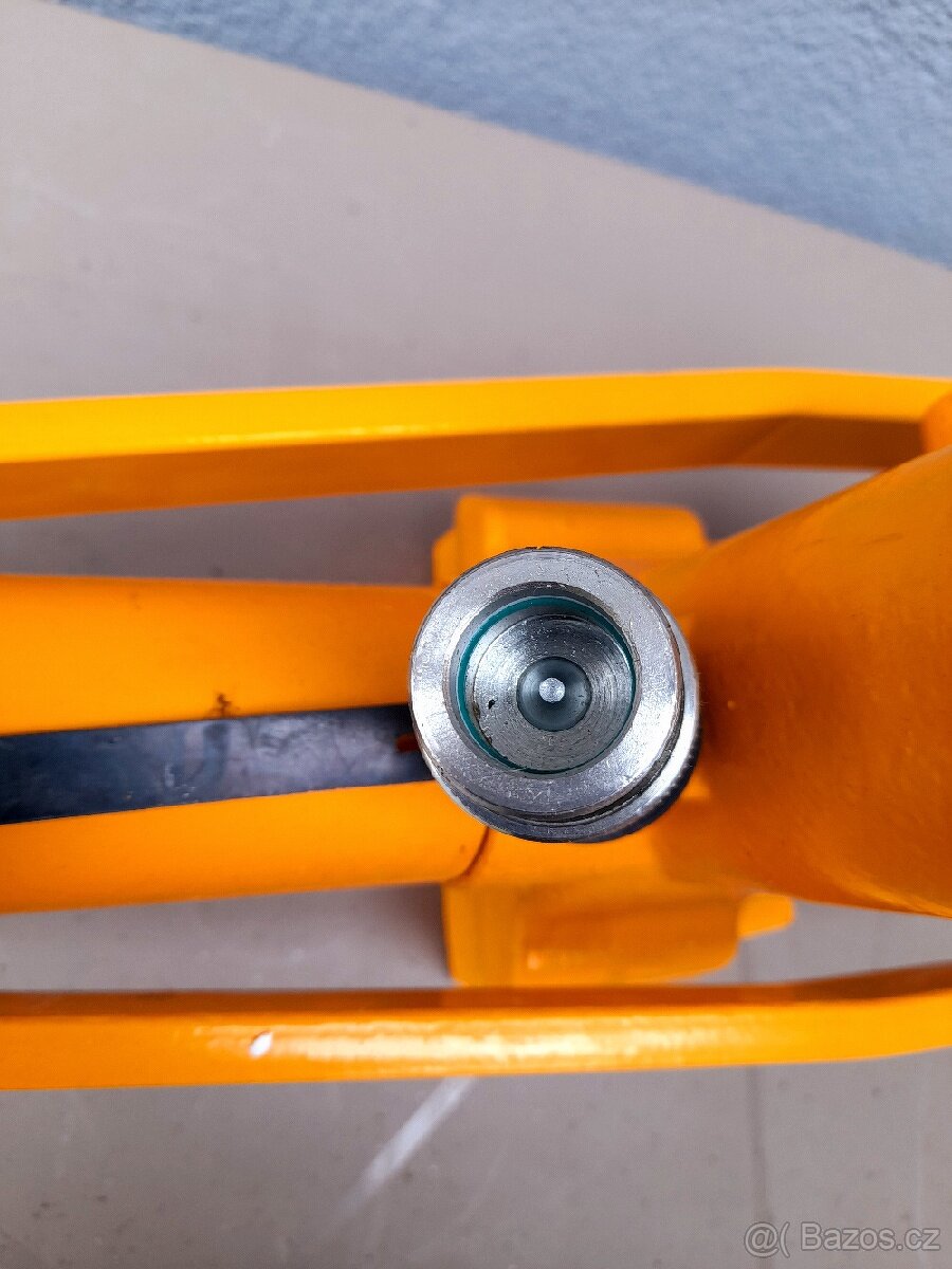 Hydraulický srážeč patek pneu včetně nožní pumpy - 5