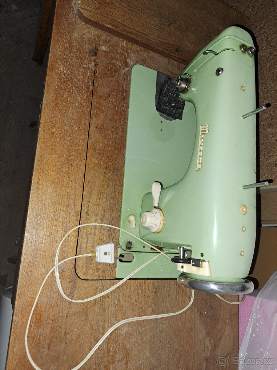 Retro šicí stroj Minerva - 5
