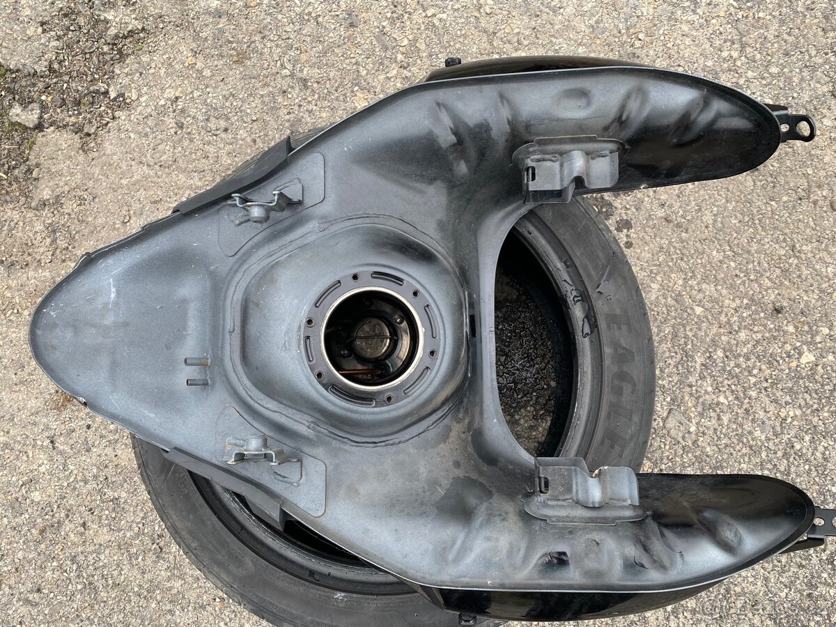 Triumph Tiger 800 nádrž - 5