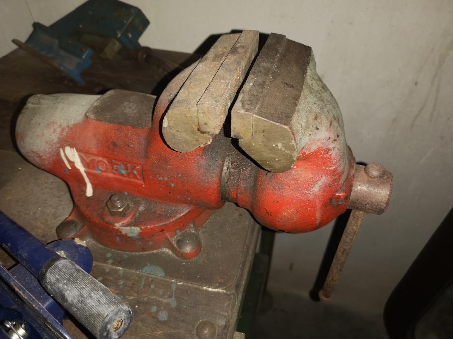 Pracovní stůl - ponk se svěrákem, pevný, retro. - 5