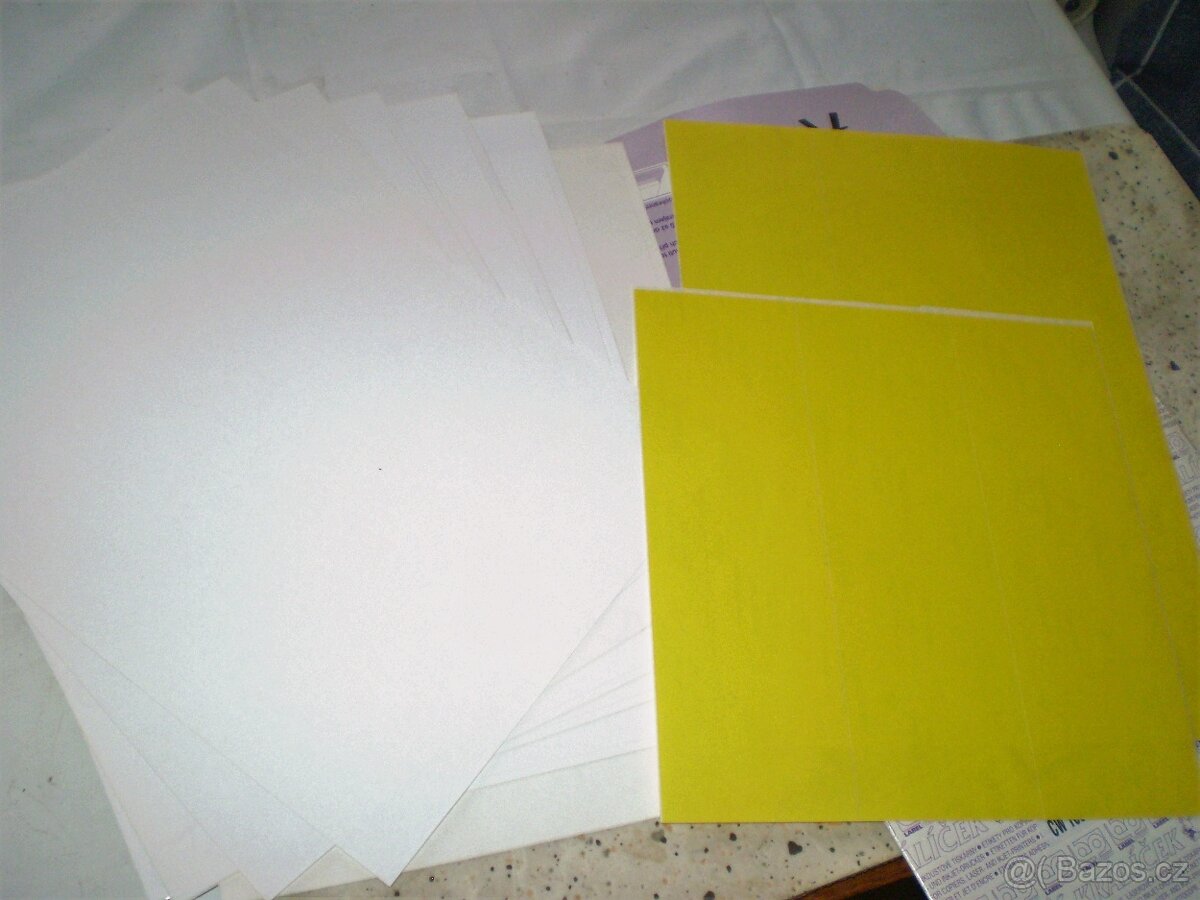 různé samolepící etikety (štítky) a papíry A4 - 5