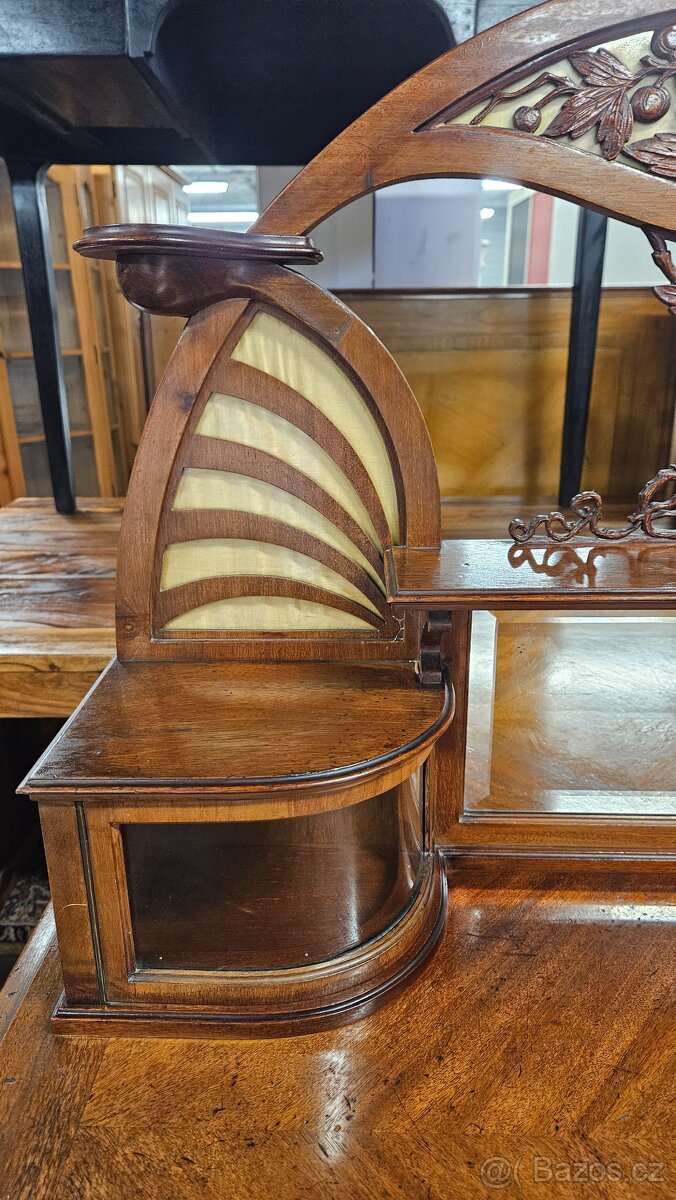 Kosmetický stolek řezbovaný - 5