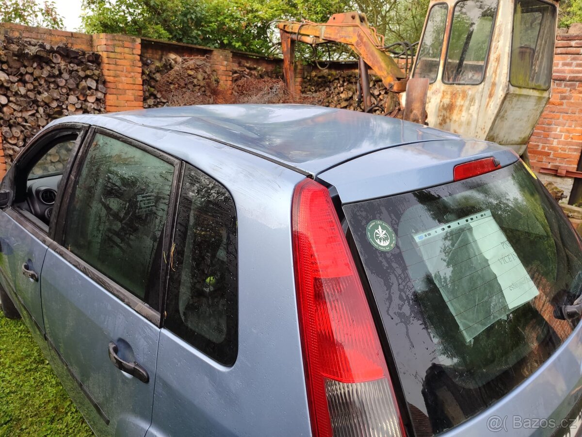 Prodám bouraný Ford fiesta 2004 mk V generace 5 1.3 na ND - 5