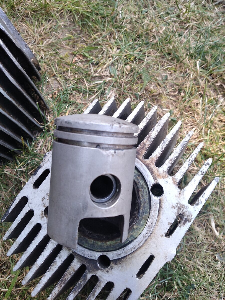 Prodám válec hlavu prípadně píst nálezový stav - 5