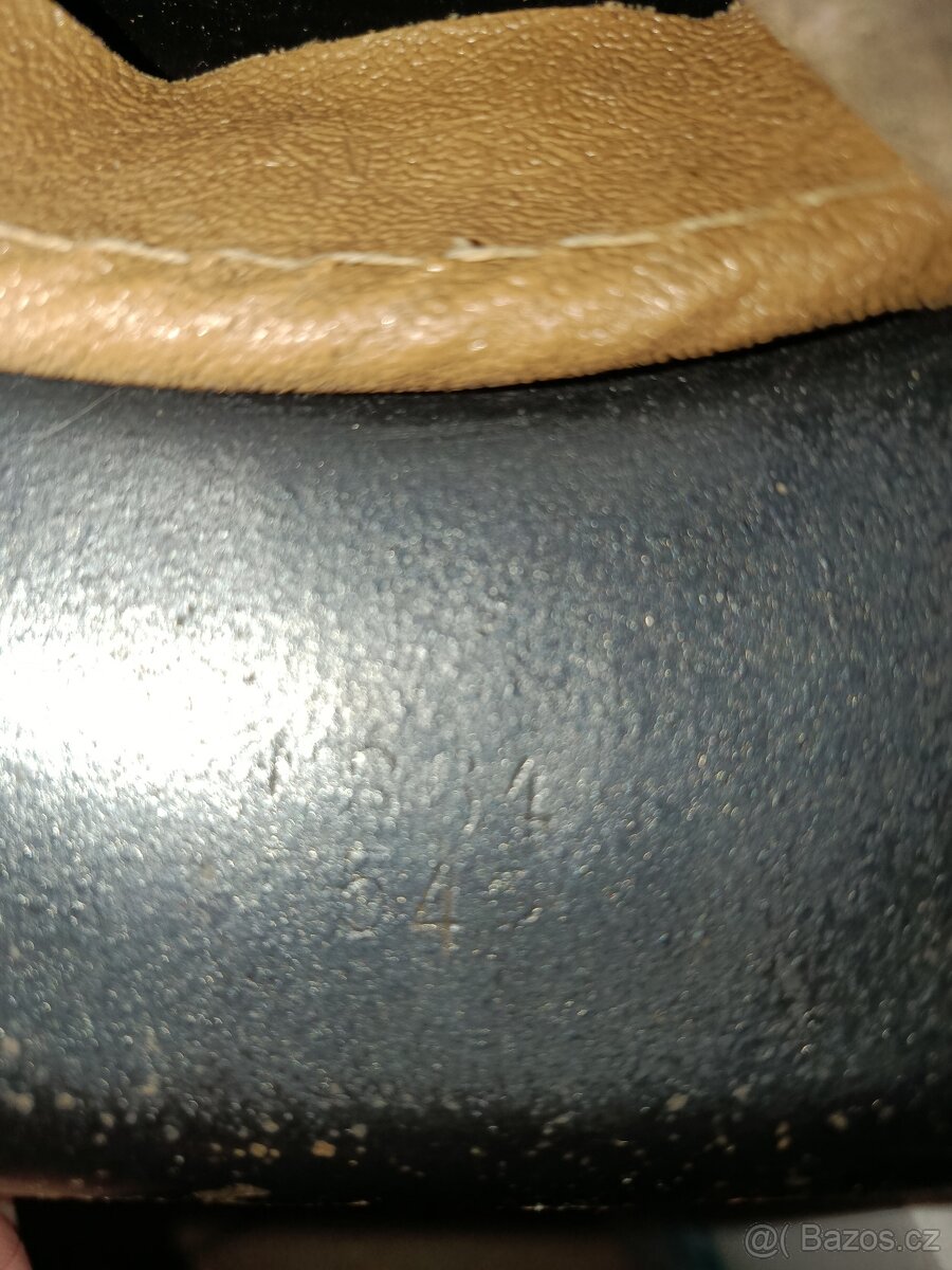 Dvě vojenské helmy a čepice SNB - 5