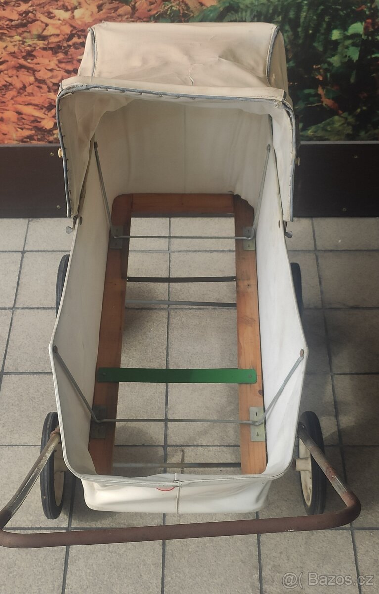 Starý dětský kočárek, panenky, hračky - 5