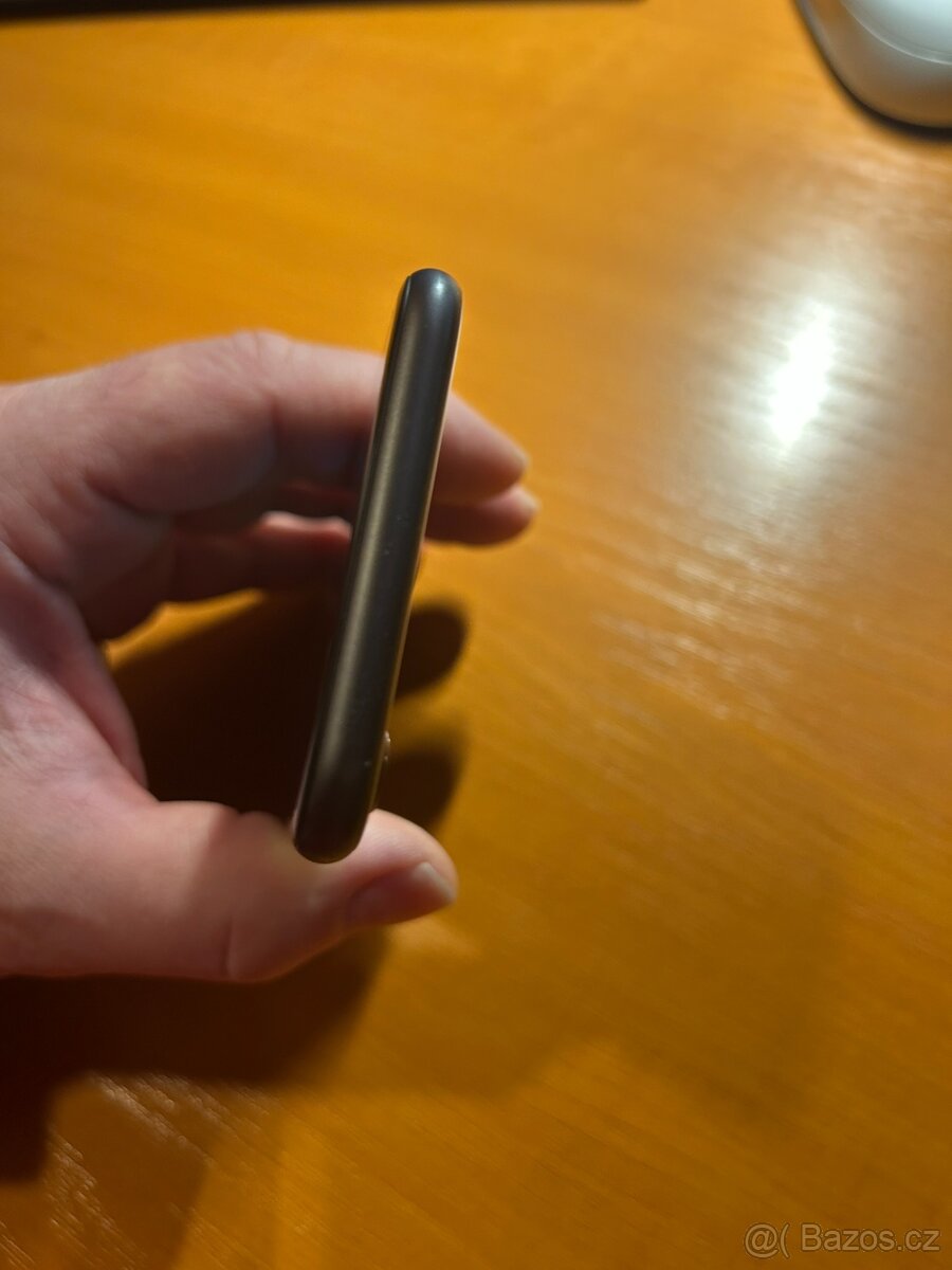 iPhone 8 64GB - nepoškrábaný - plně funkční - 5