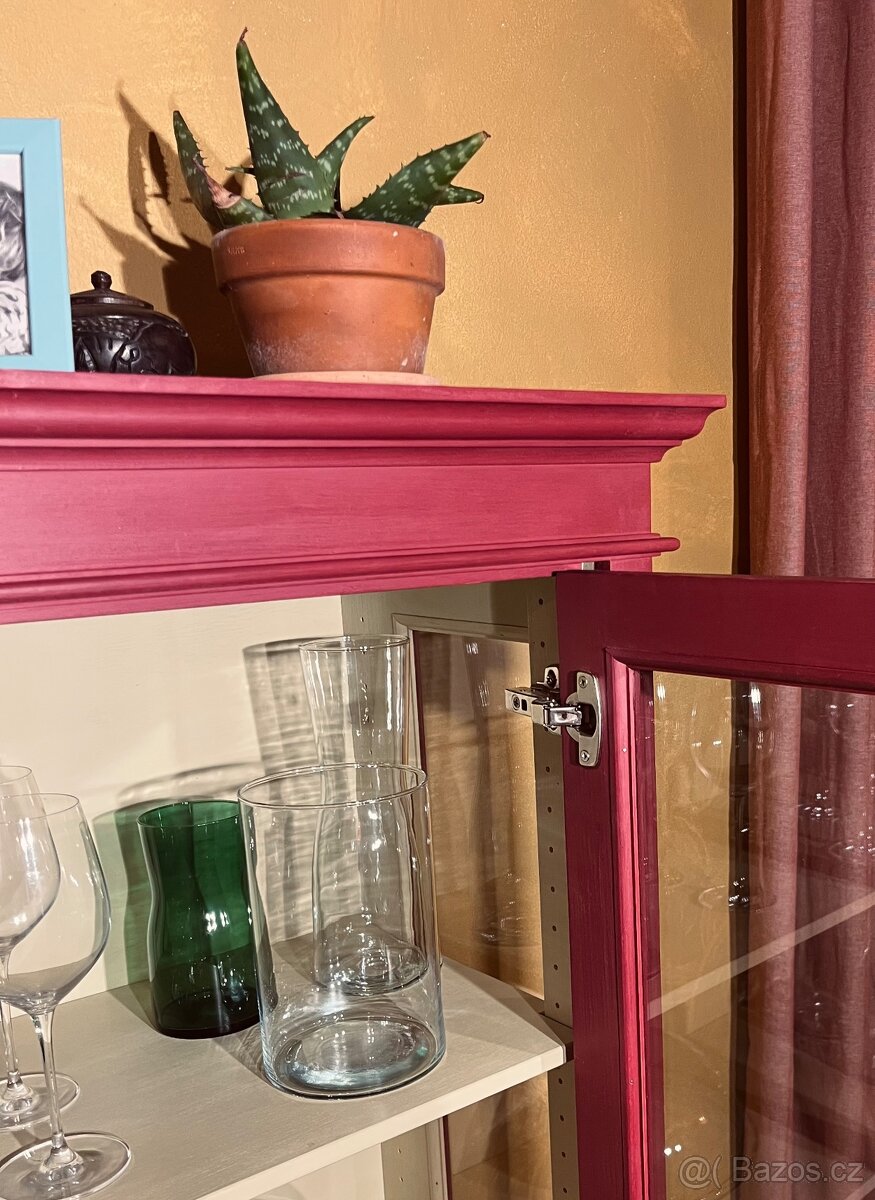 Originální dřevěná vitrína ve vintage stylu - 5