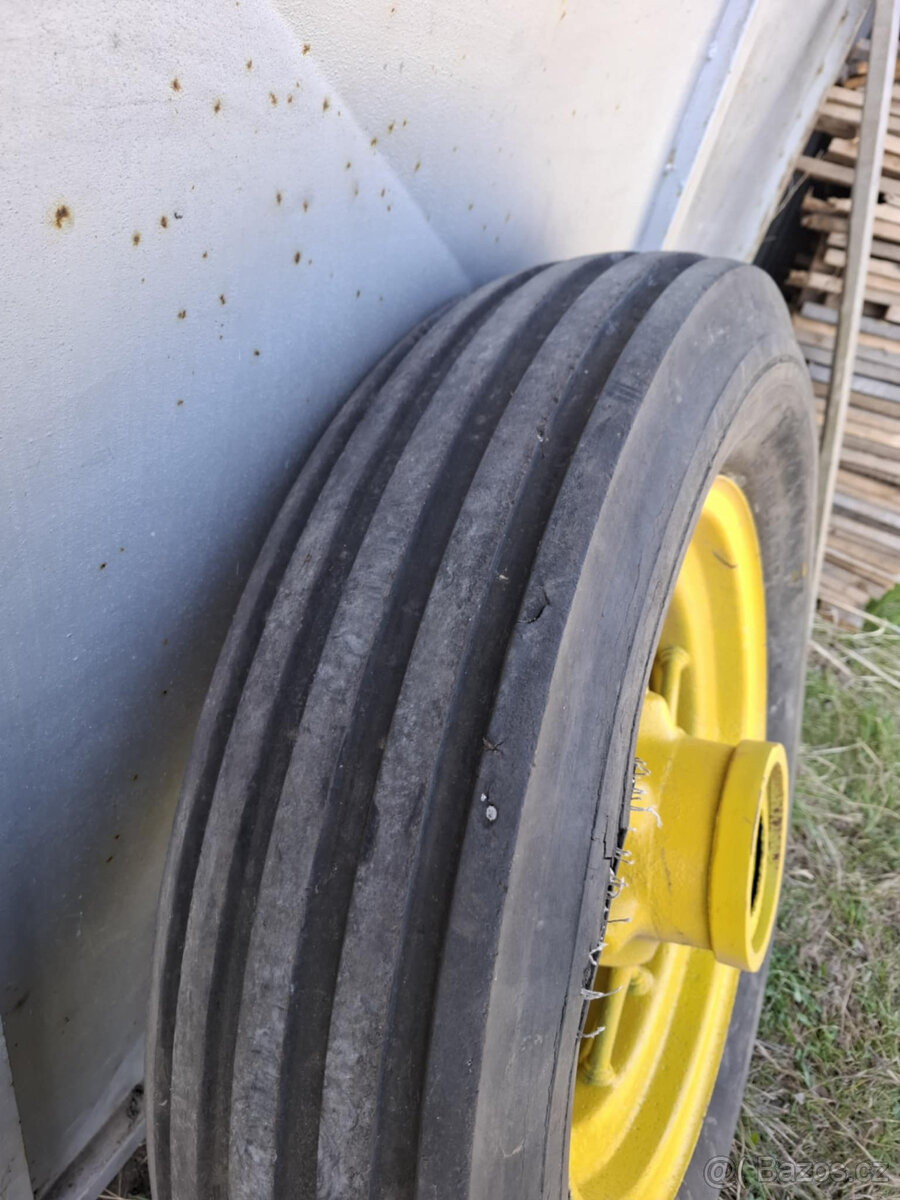 Staré kolo např. pro reklamu pneuservisu apod. - 5