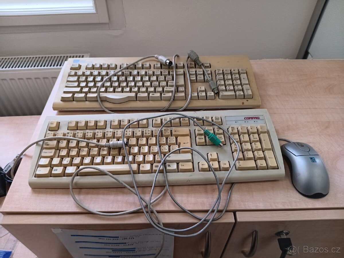 Starý počítač s příslušenstvím. - 5