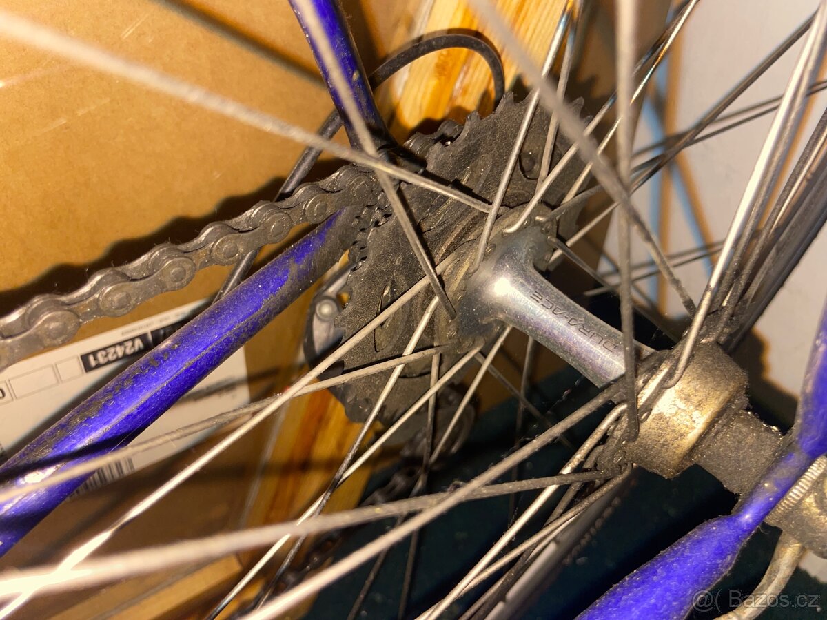 Starší silniční kolo v dobrém stavu - 5