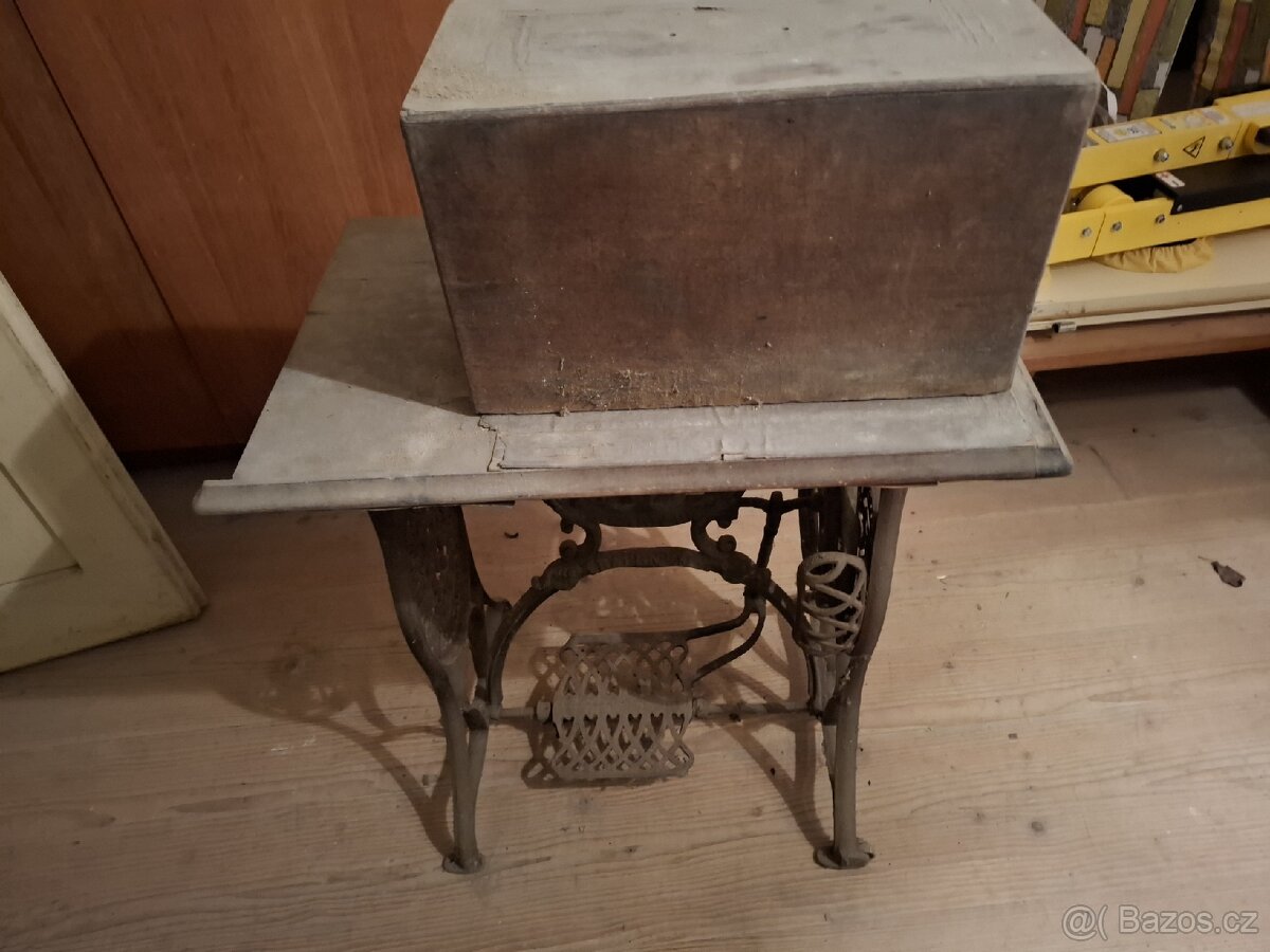 Retro šicí stroj - 5