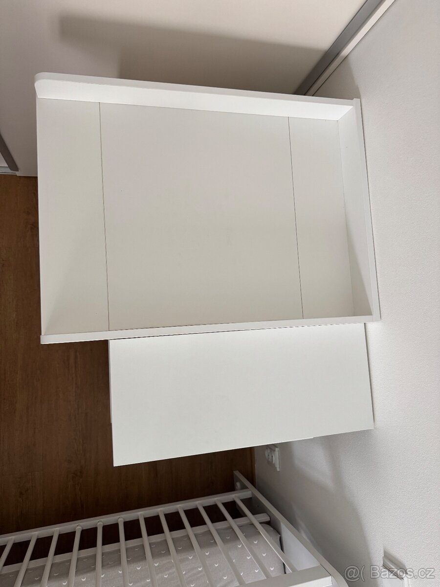 Komoda s přebalovacím nástavcem a dětská postýlka se zásuvko - 5