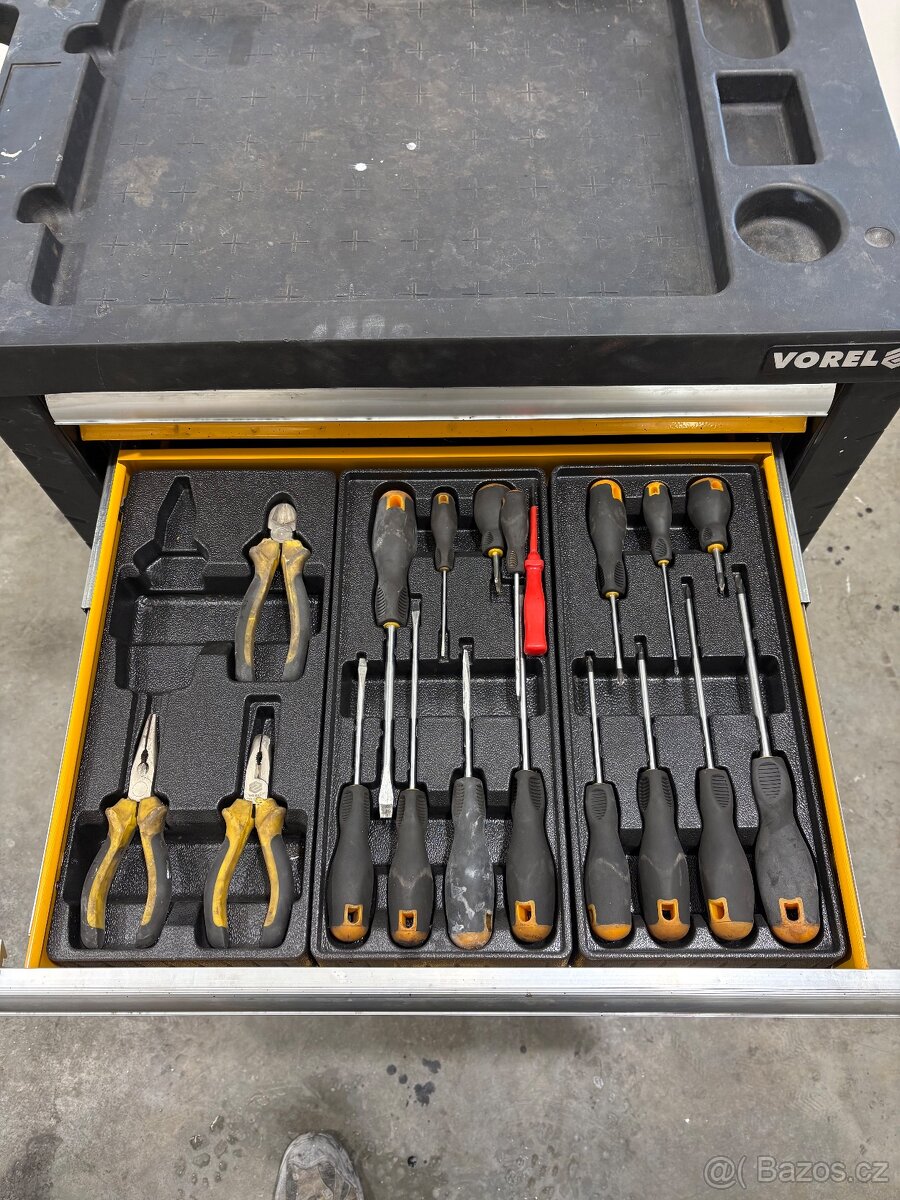 Vybavený vozík s nářadím a kompresor - 5