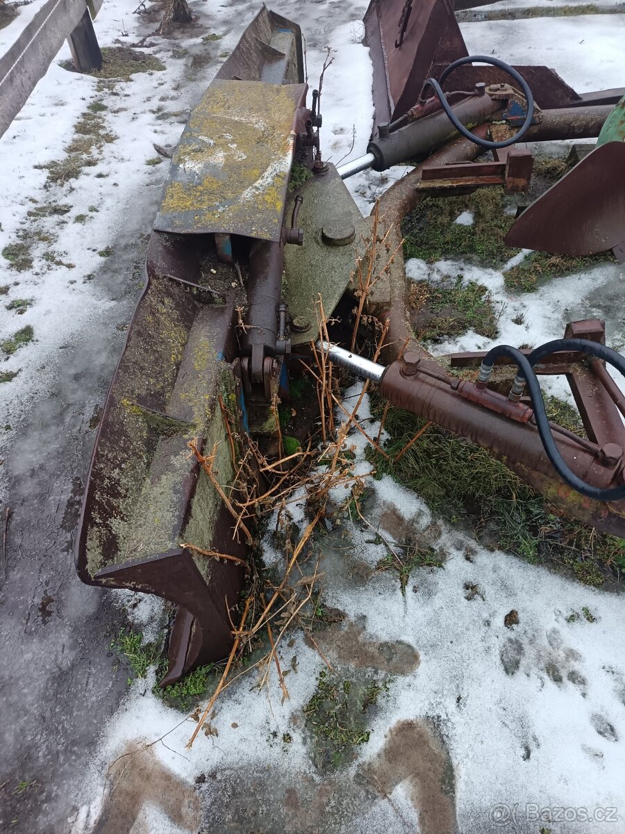 Naklápěcí radlice na DT 75 - 5