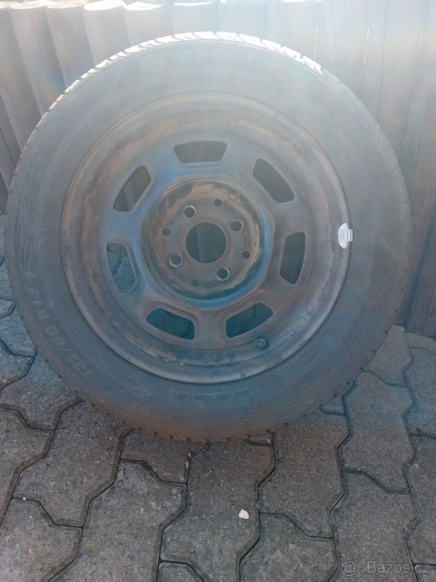 Prodám osobní pneu na diskách - 5