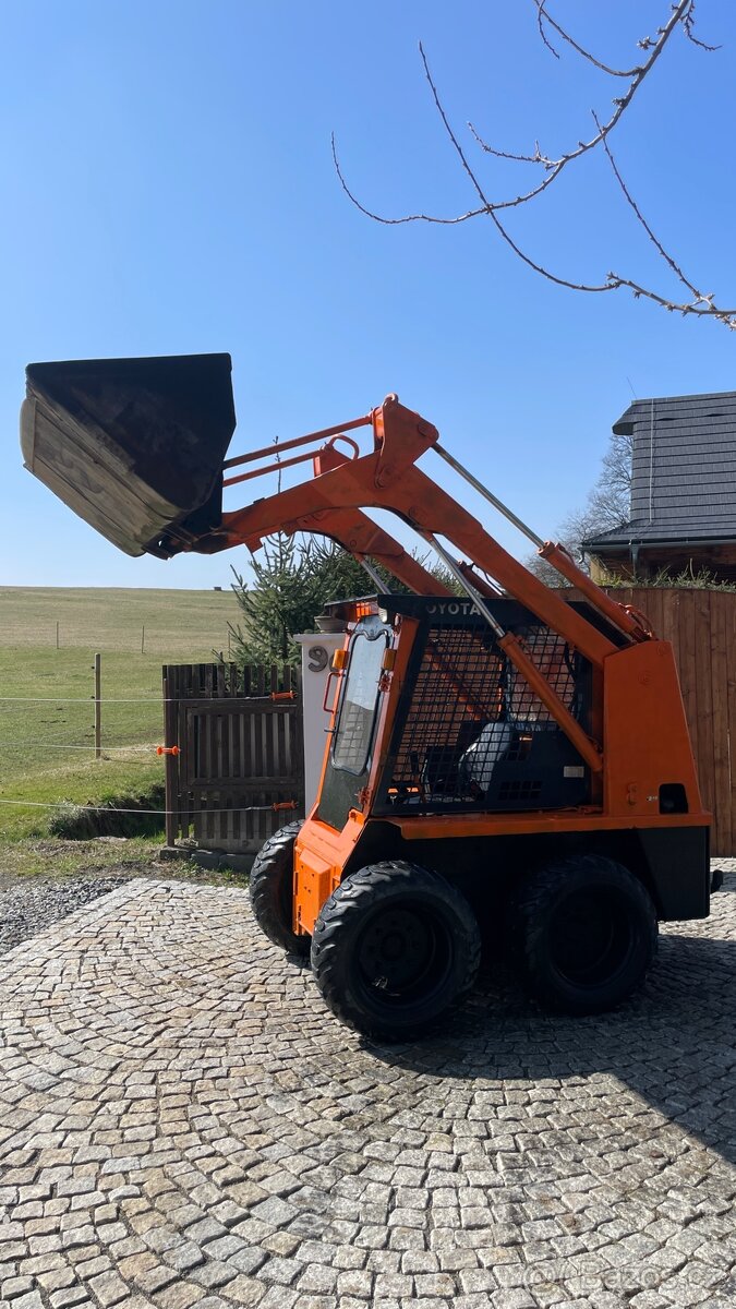 PRONÁJEM - SMYKOVÝ NAKLADAČ TOYOTA 2SDK8 - 5