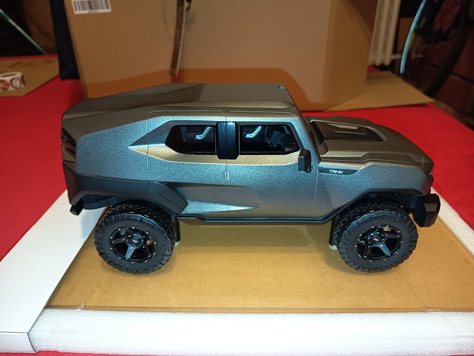 REZVANI TANK 1/18 DNA COLLECTIBLES - 5