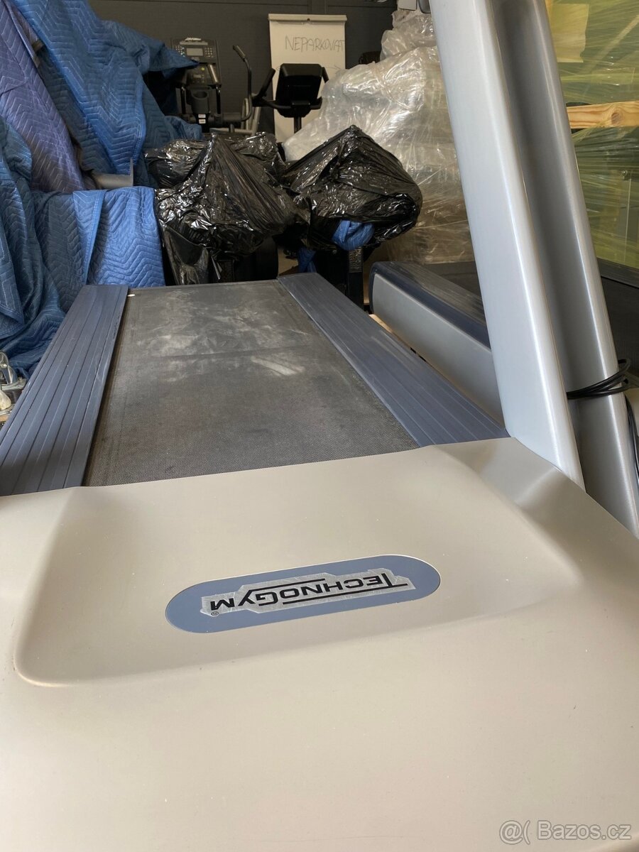 Běhací pás Technogym (2 ks) - lze zakoupit po 1 ks - 5