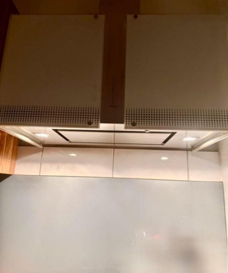 Krémová linka ve vysokém lesku se spotřebiči,5867 - 5