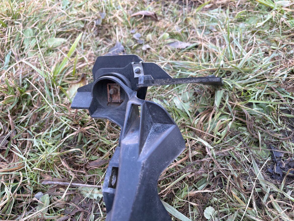 Držáky světel BMW E90 - 5