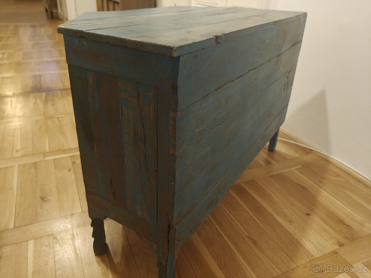 Starožitná nízká skříňka - 5