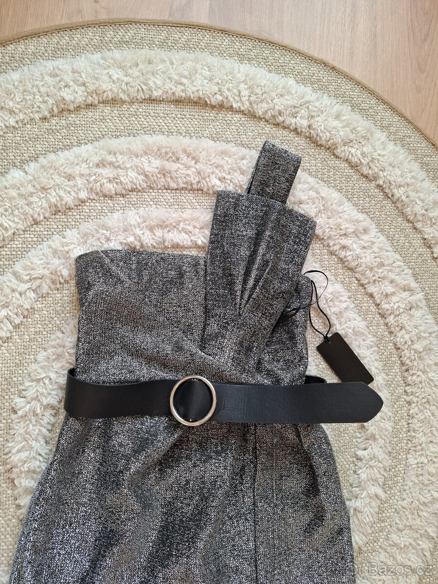 Třpytivé šaty s páskem Guess - 5