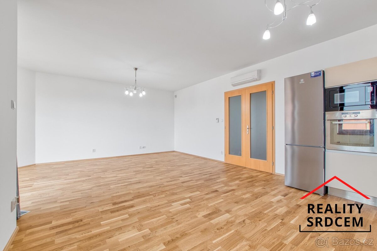 Pronájem prostorného bytbytu 4+kk s balkónem, lodžií i parko - 5