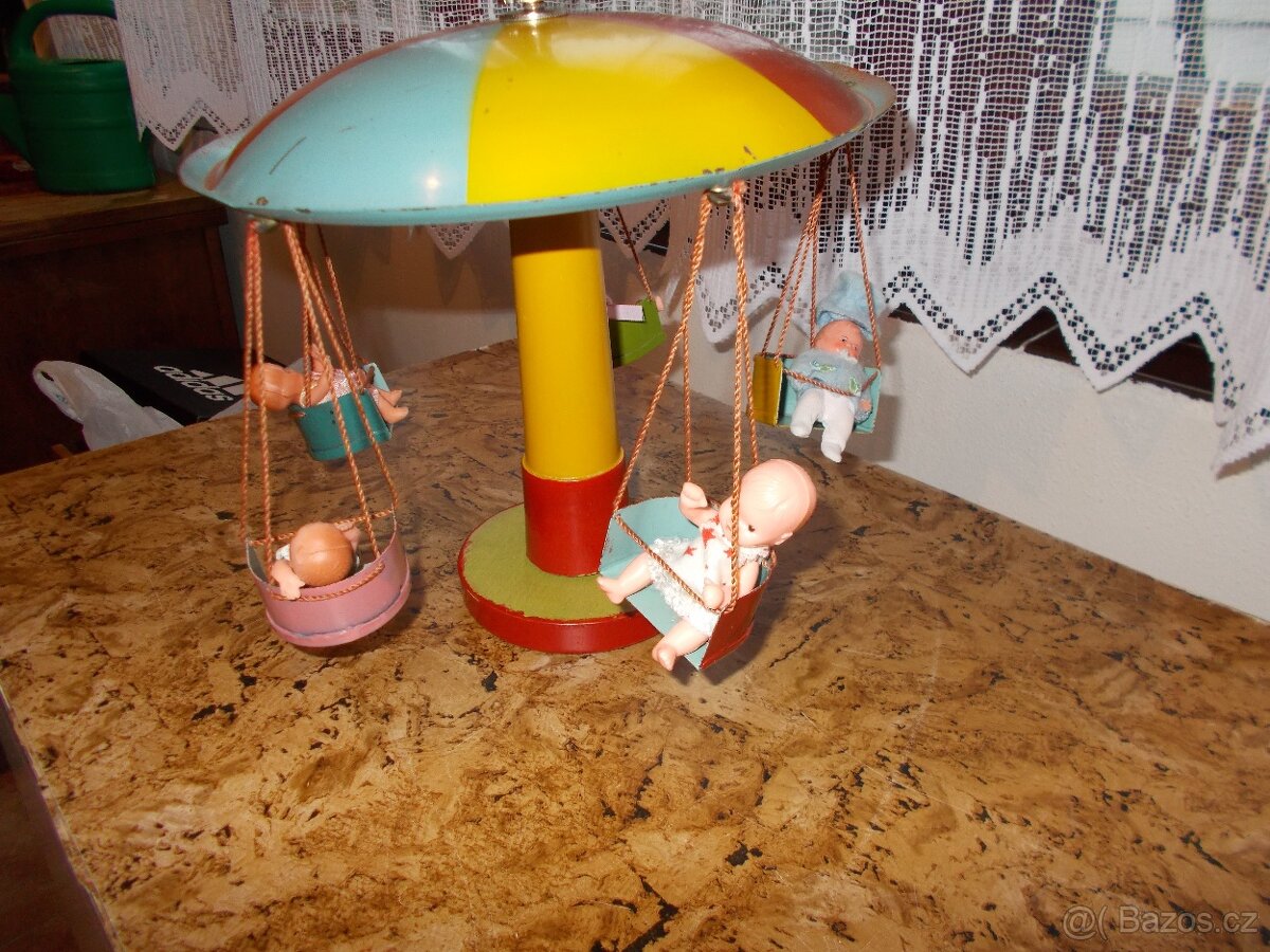 Retro kovový kolotoč pro panenky / figurky – plně funkční, z - 5