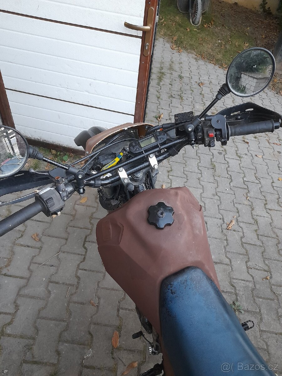 Suzuki DR 650 R mad max