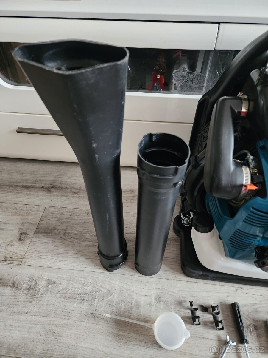 Benzínový zádový foukač listí BBX9900, 4T - 5