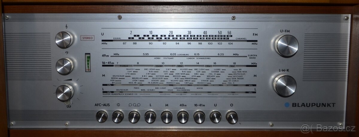 Rustikální komoda s gramofonem,rádiem a reproduktory. - 5