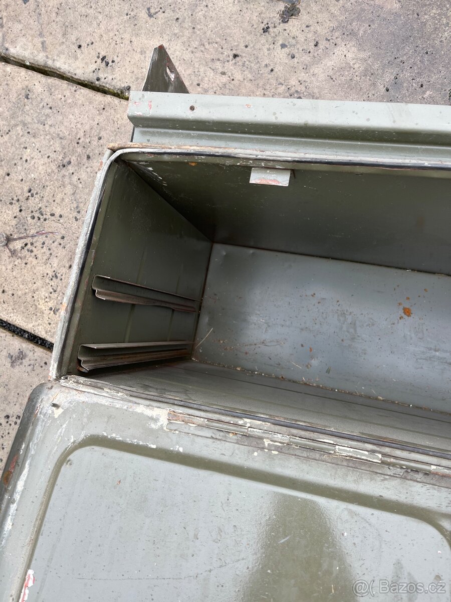 Praga V3S - kastlík na nářadí - 5