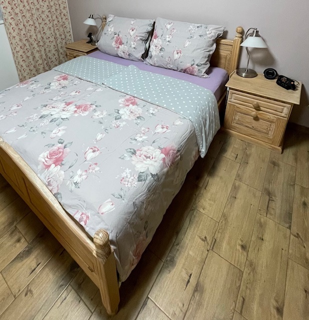 Dřevěná postel s nočními stolky - 5