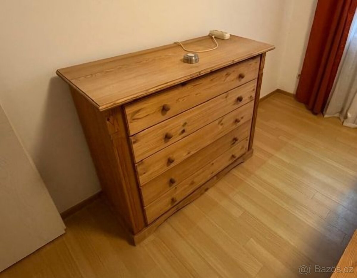 MASIVNÍ POSTEL S NOČNÍMI STOLKY A KOMODOU - 5