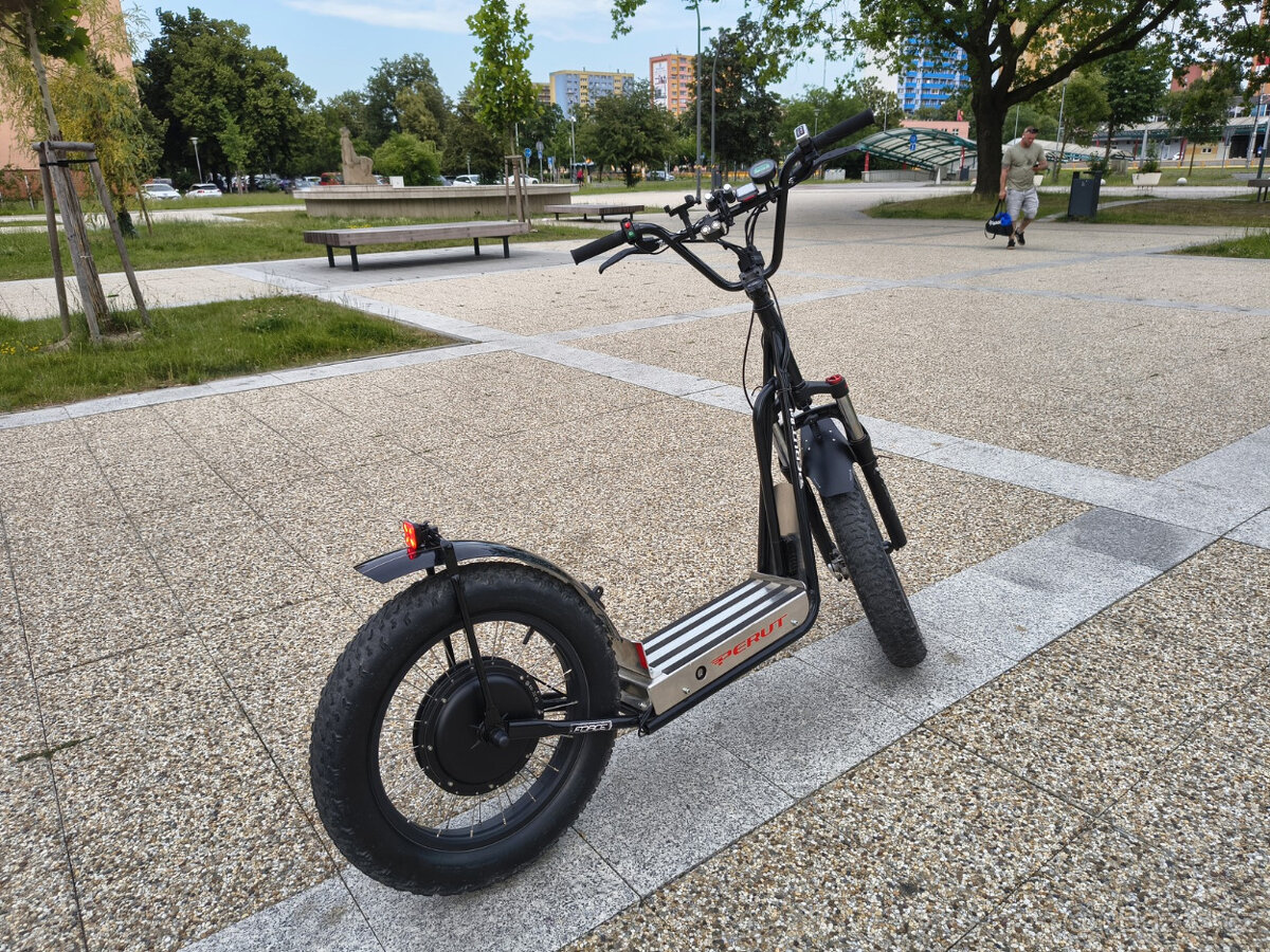 Elektrokoloběžka PERUT BAT, dojezd 88 km, bohatá výbava - 5