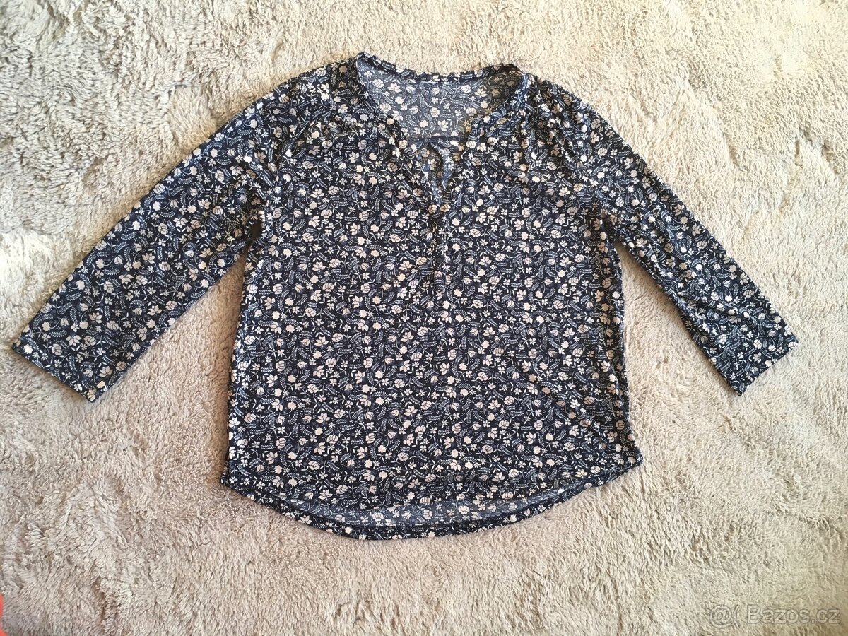 Tmavěmodrá halenka s výstřihem do V - 5