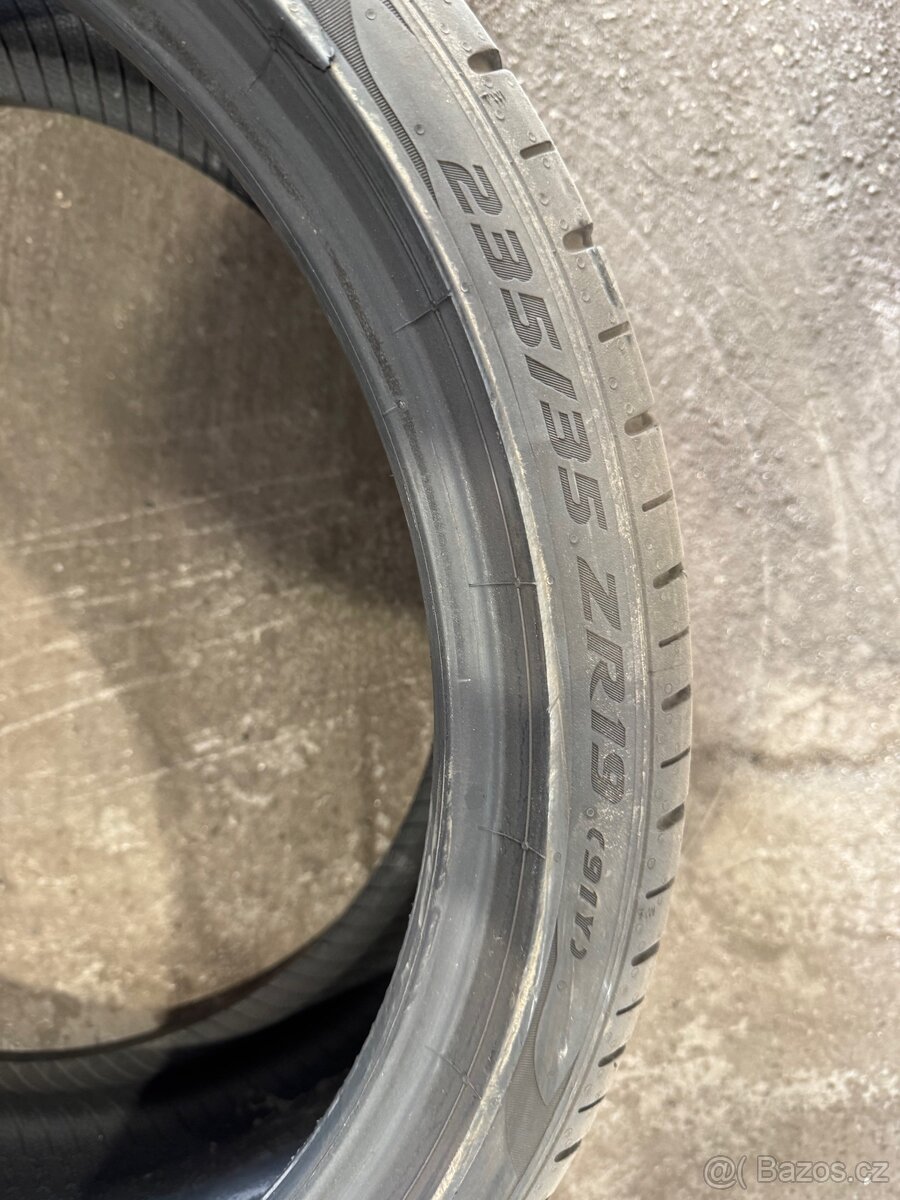 Pirelli 235/35r19 - 5