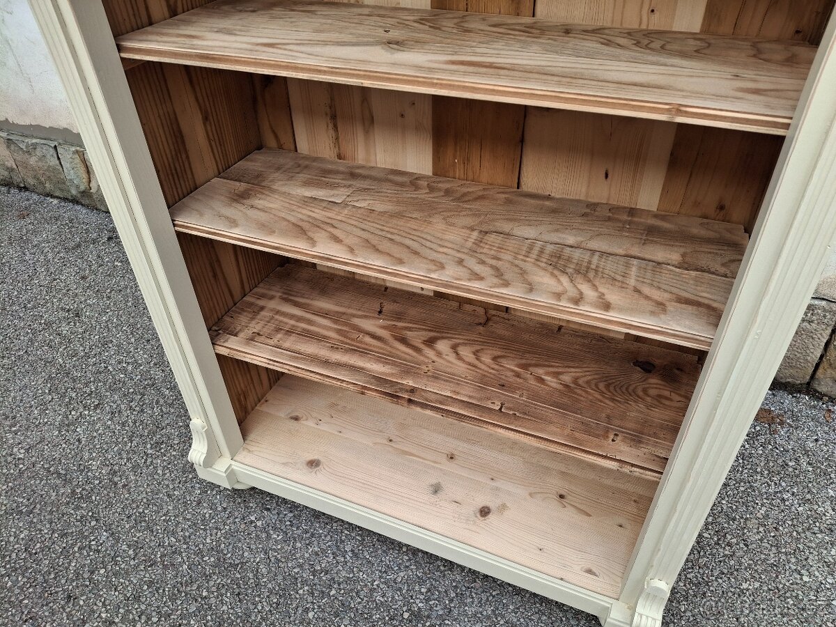 Hezká starožitná knihovna po renovaci - 5