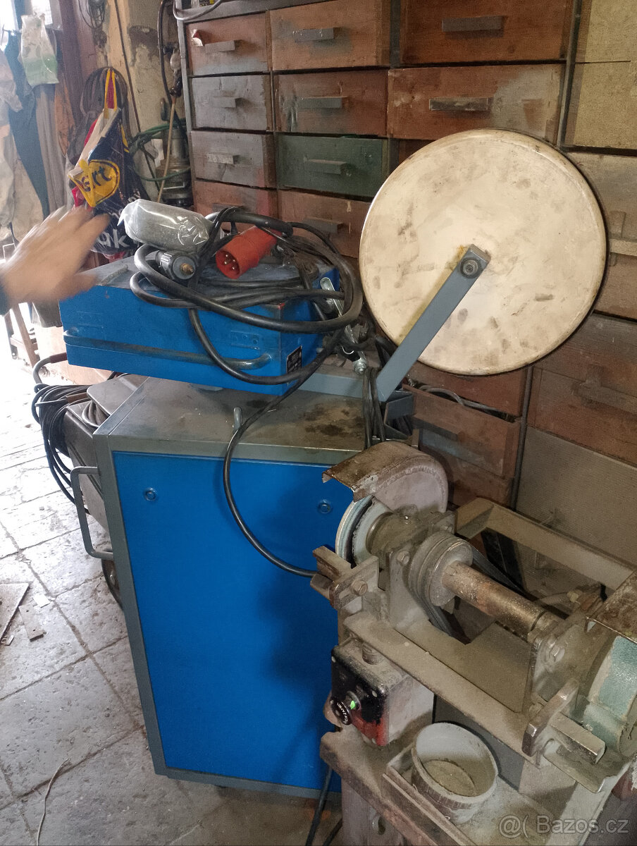 Profilovací lis, CO2 svářečka, sedačky, klec na prase, ad. - 5