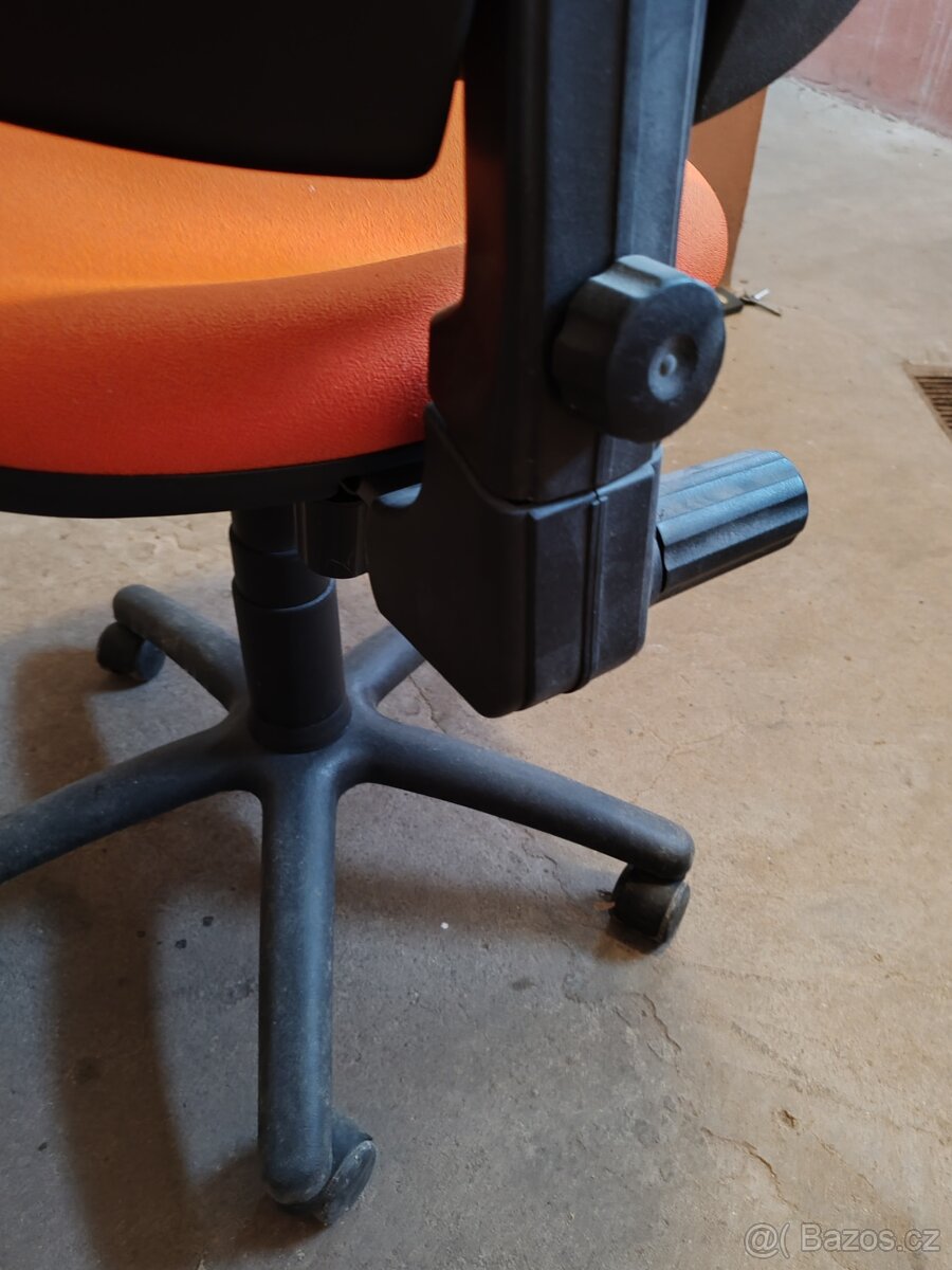 Otočná polohovatelná kancelářská židle - 5