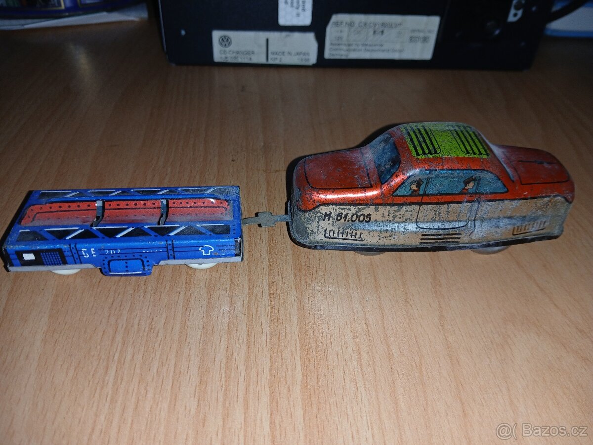 Plechový vláček s vagónkem na klíček - 5