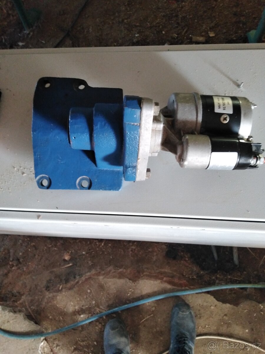 Buldozer DT 75, náhrada za benzínový startovací motorek - 5