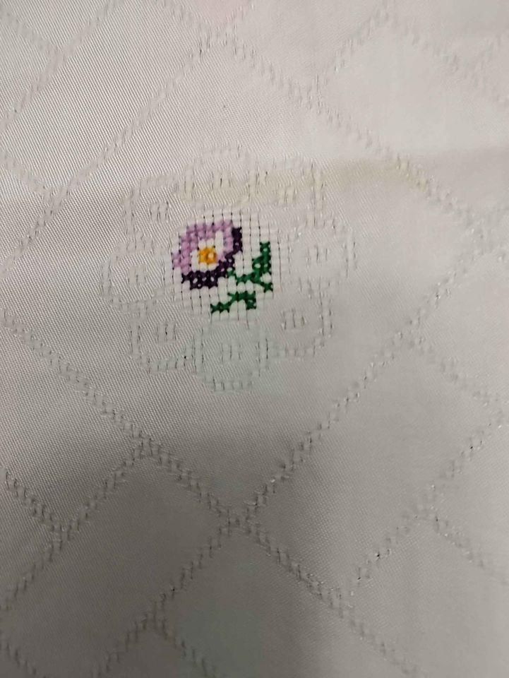 Růžičky vyšívané na brokátovém ubruse lemovaném háčkovanou k - 5