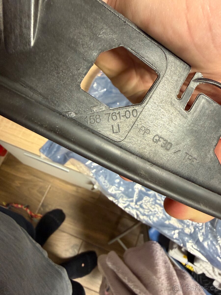 Těsnění levého světla BMW E60 LCI - 5