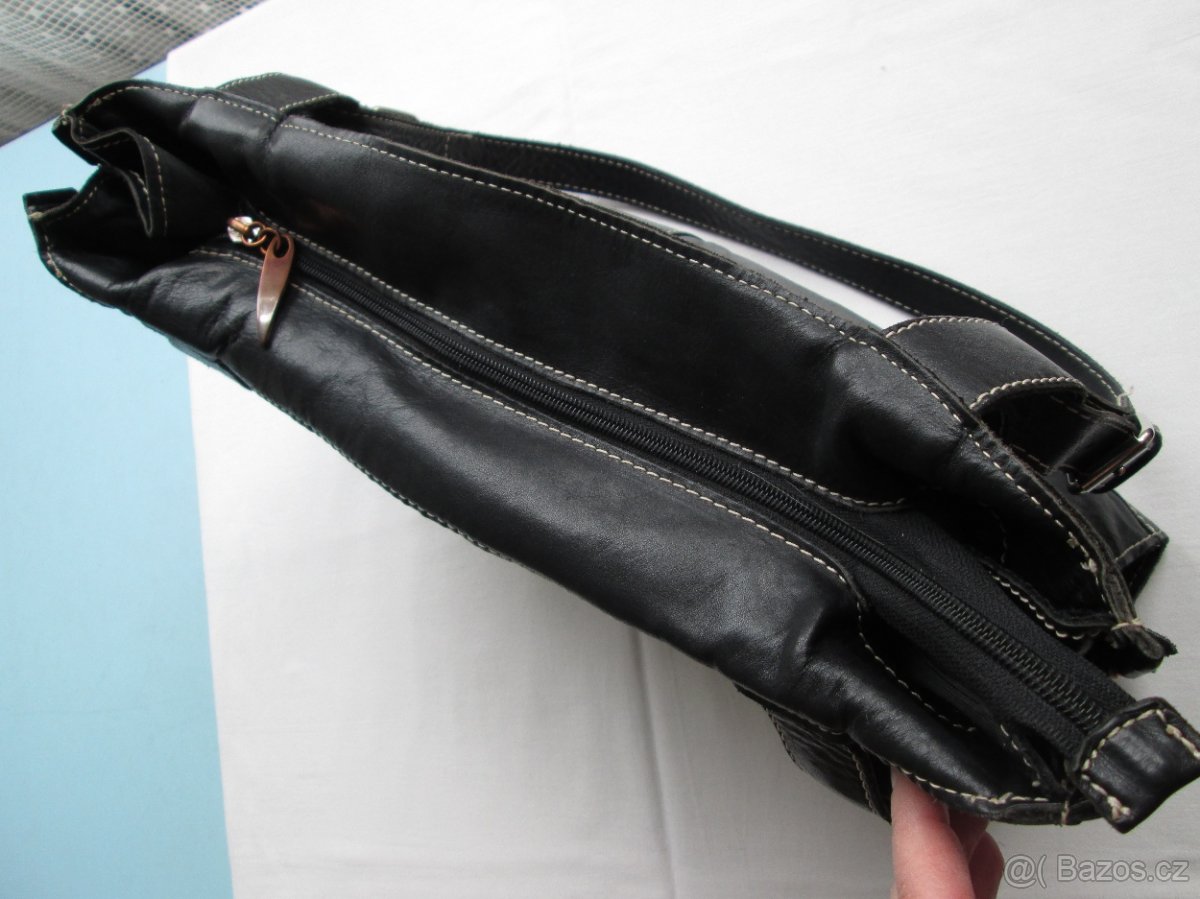 Kabelka přes rameno nebo zápěstí, černá kůže. - 5