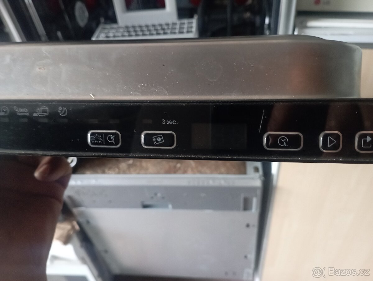 Prodám vestavěnou myčku bauknecht - 5