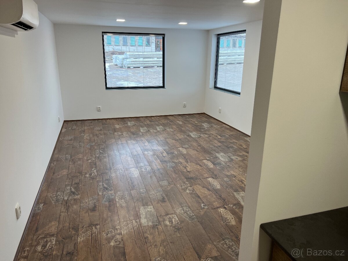 Obytný kontejner 8 x 4 m - 5