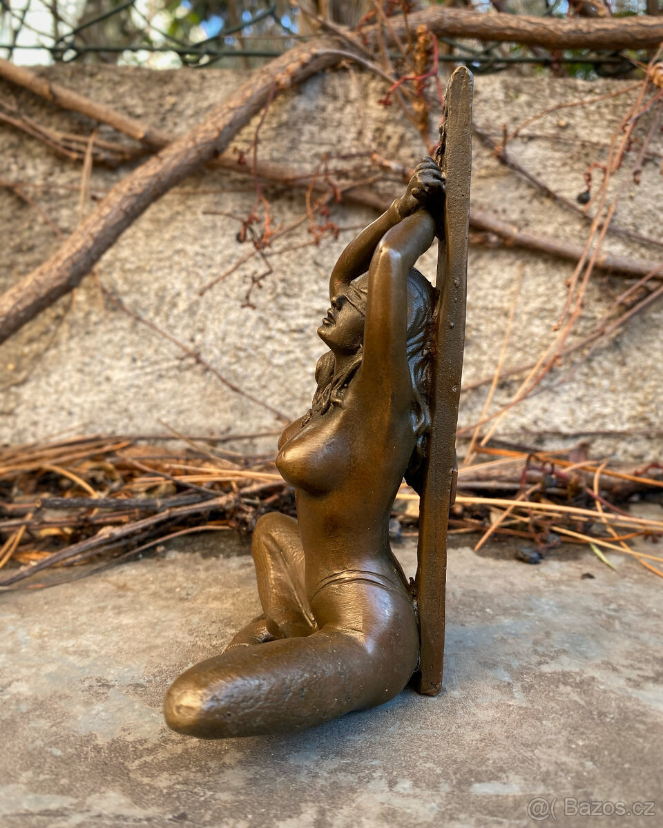 Bronzová socha nahá žena erotické těžítko dívka v poutech - 5