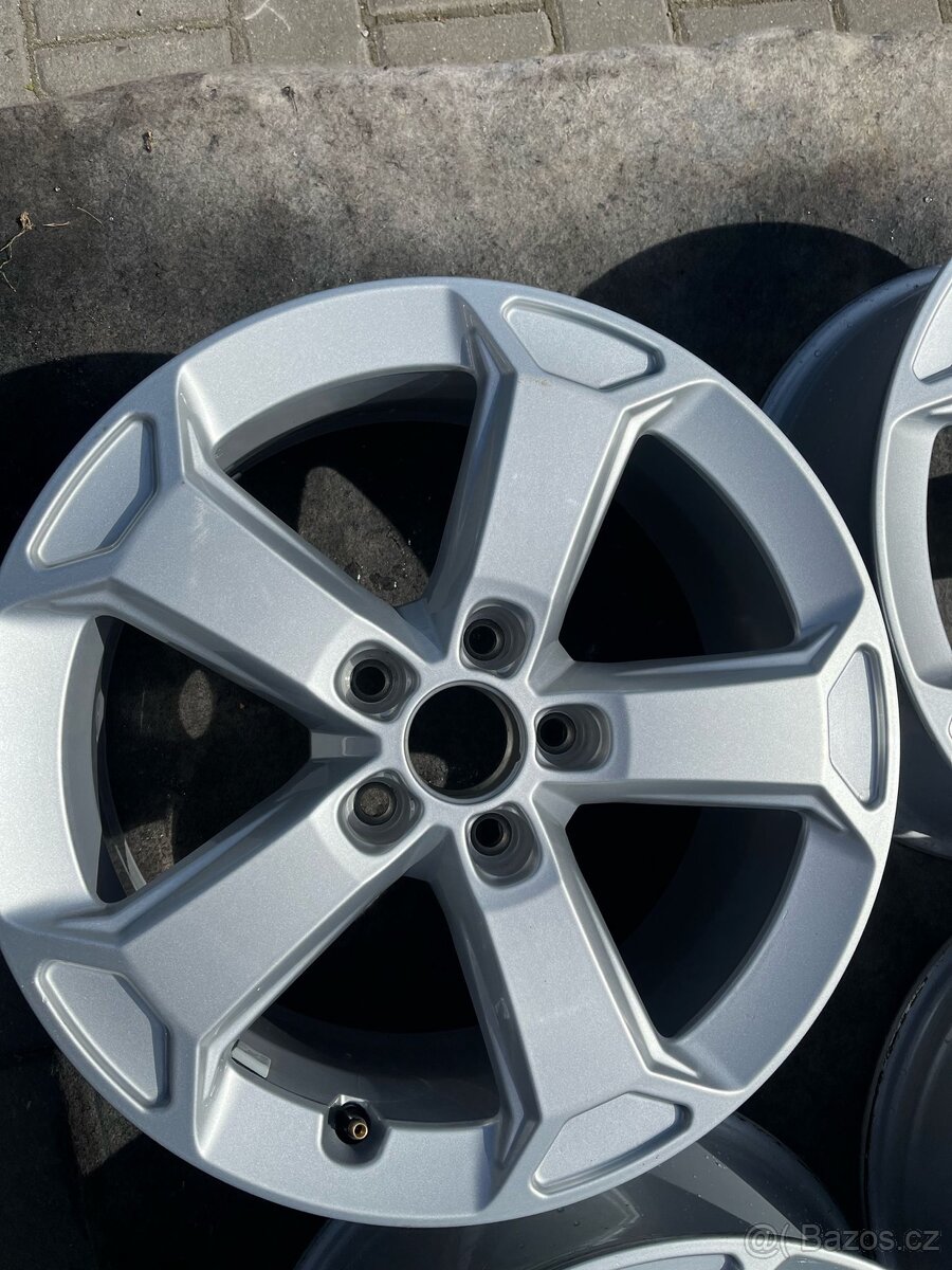 Audi Q2, kola 17" - 5